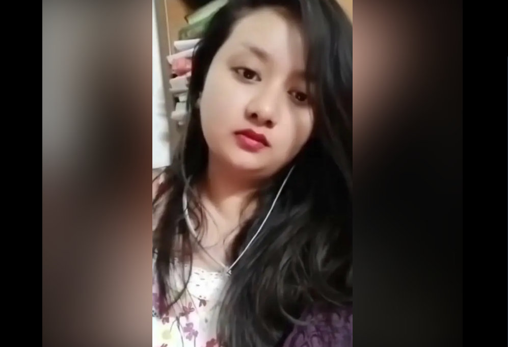 Desi Bengali Sexy Girl Teasing Her Big Tits on Chamet Live