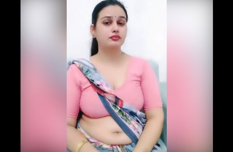 Desi Hot Bhabhi In Saree Sexy Navel Teasing Live