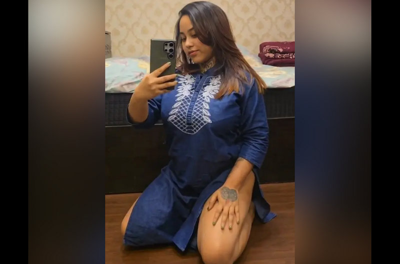 Stellaperks naked leaked melts an ice cube on her huge tits and pussy