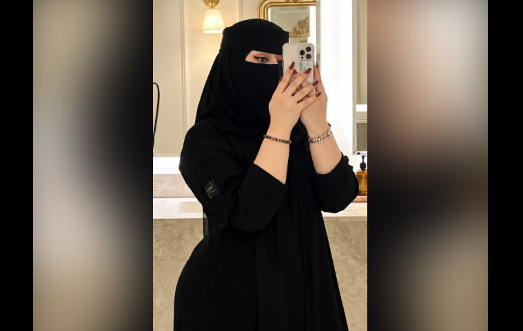 Hot Hijabi Girl Naked Leaked Pressing Huge Boobs and Teasing Her Phat Ass On Live Streaming